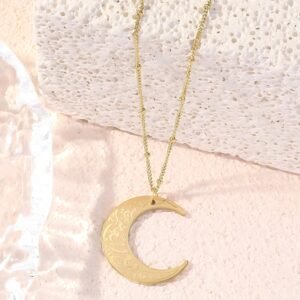 0fc18c0b-c36e-4e05-9ce9-5ef1b478f752.remini-enhanced Collier Pendentif Lune Gravée – en acier inoxydable