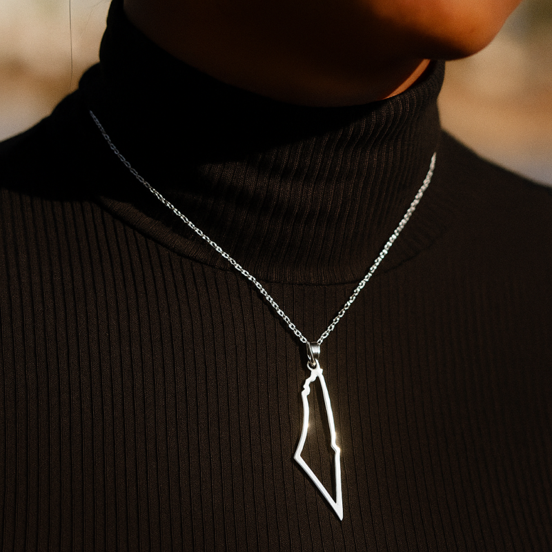 20250722_0740_SilverPendantFocus_remix_01k0qev1m4etkr39cansxmp4p5 Collier Palestine carte contour – en acier inoxydable