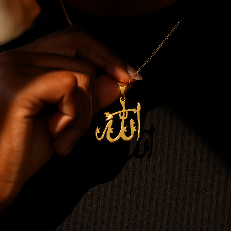 Collier Allah calligraphie élégante – en acier inoxydable