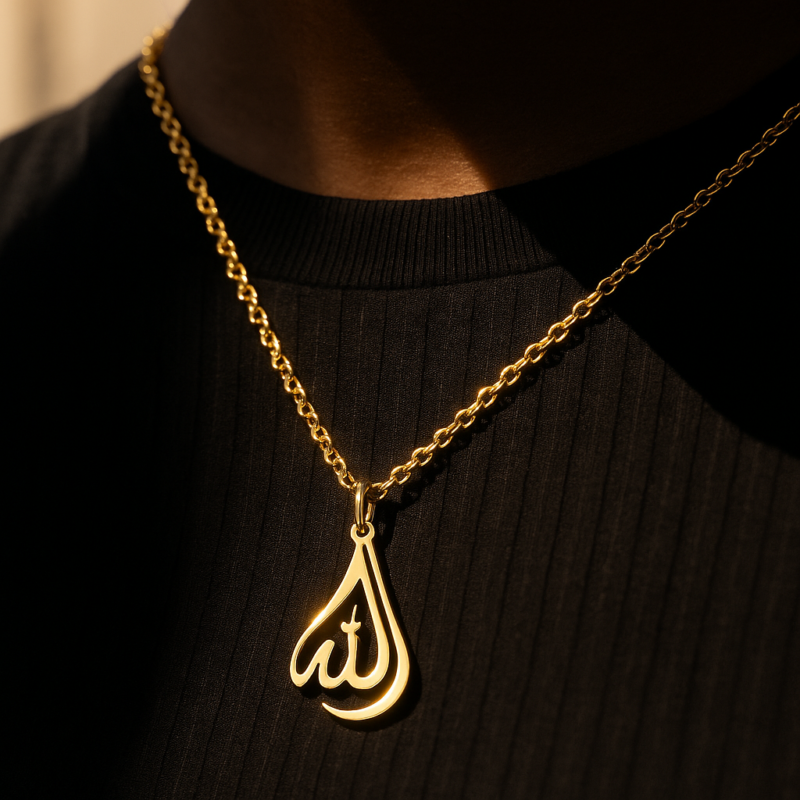20250722_1213_SunlitGoldNecklace_remix_01k0qye787fqeva47cadv9bw4z Collier Allah pendentif larme – en acier inoxydable