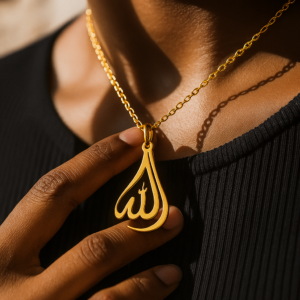 20250722_1217_ElegantNecklaceinSunlight_remix_01k0qymvb2fpwvk5kprzjbct00 Collier Allah pendentif larme – en acier inoxydable