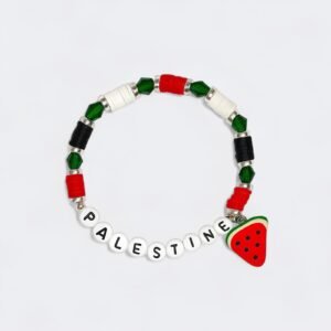 Bracelet Palestine posé sur fond blanc, avec perles colorées et pastèque, présenté en cercle