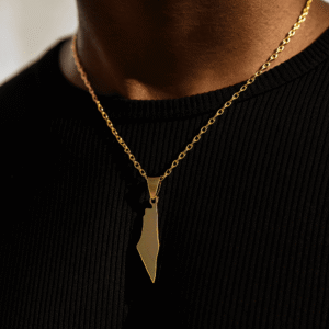 Homme portant le collier carte de Palestine doré 18K, bijou discret et engagé.