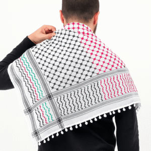 Homme portant un foulard palestinien en coton 50x50 vu de dos