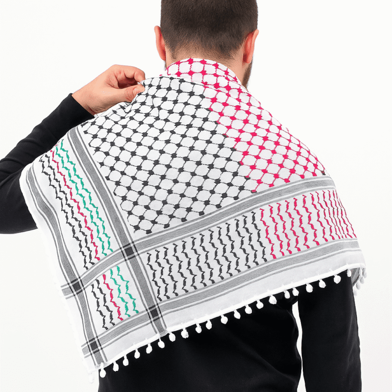 Homme portant un foulard palestinien en coton 50x50 vu de dos