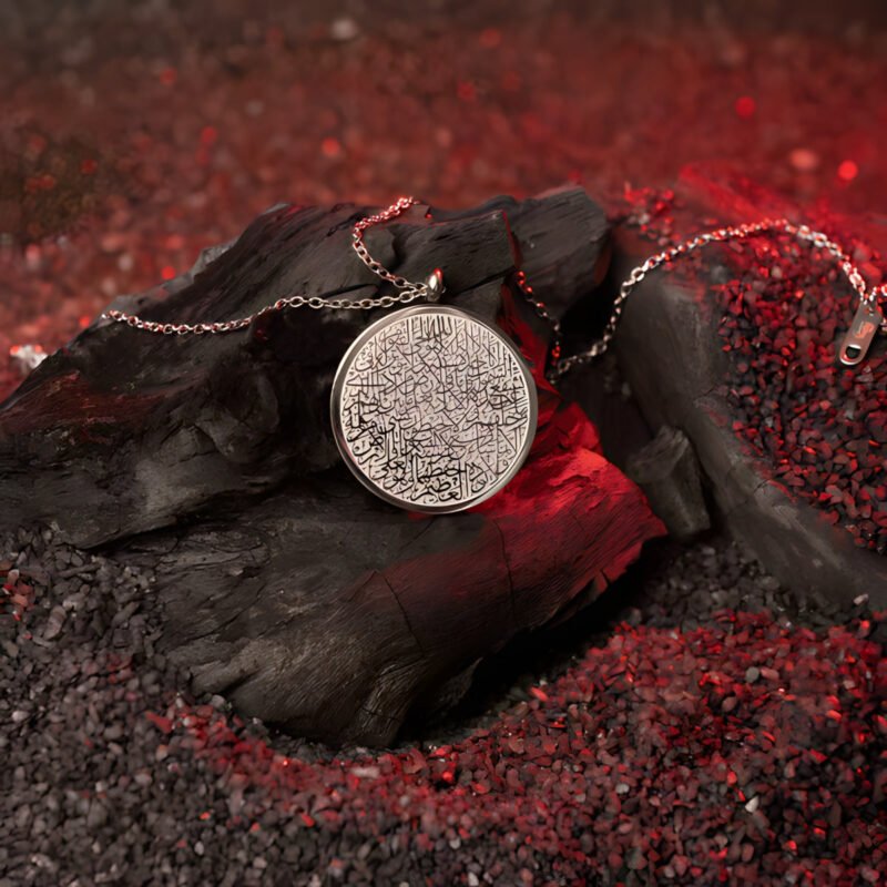 image.remini-enhanced_2_e4e8bc1a-762b-419a-aed0-1374fd86b5a6 Collier Ayat Al Kursi pendentif rond gravé – en acier inoxydable
