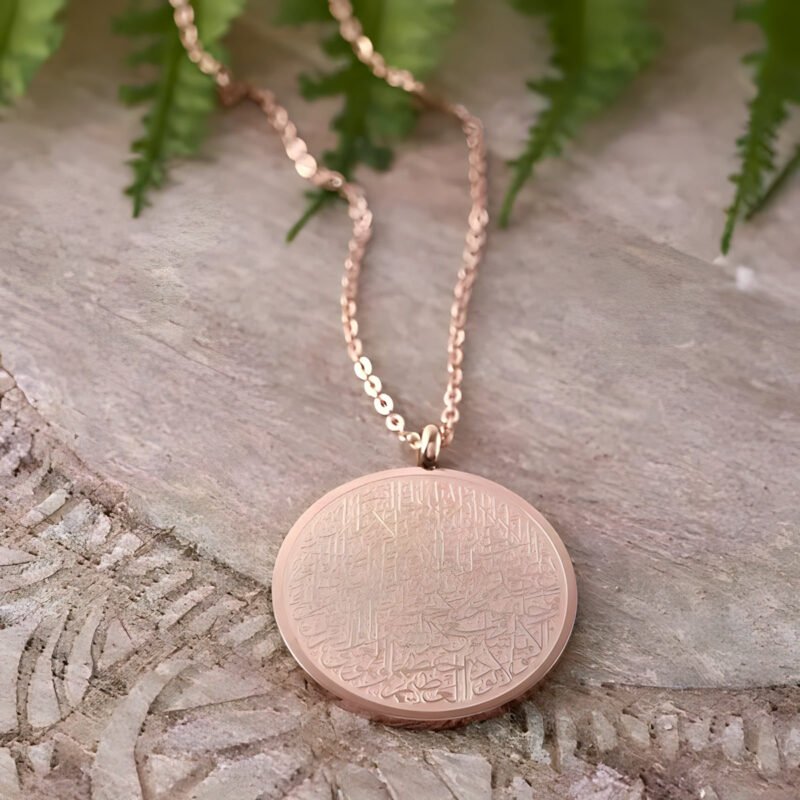 image.remini-enhanced_9_16a52ade-1425-4df3-a002-0b172012aa95 Collier Ayat Al Kursi pendentif rond gravé – en acier inoxydable