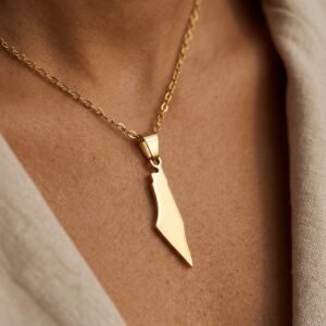 Collier Palestine carte pendentif plein macro détail sur modèle ou en mise en scène produit premium