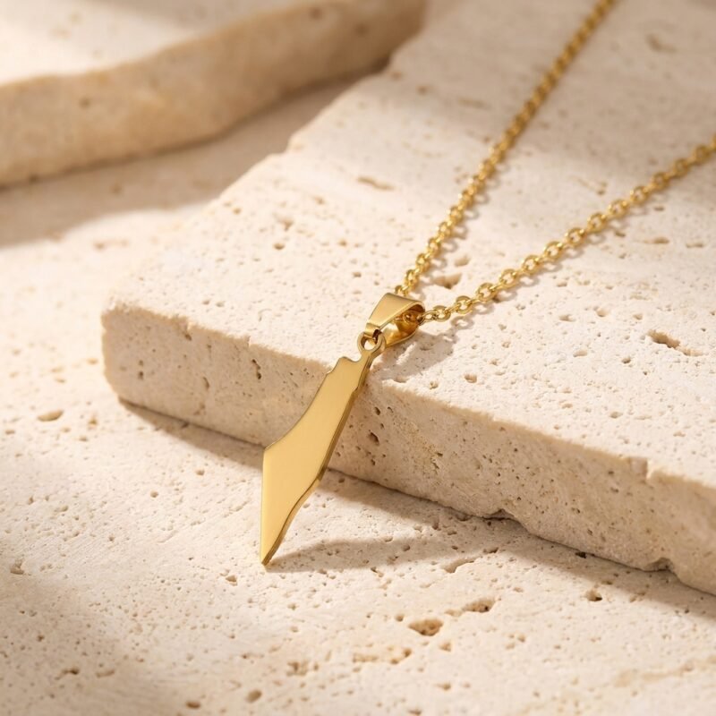 Collier Palestine carte pendentif plein produit seul sur modèle ou en mise en scène produit premium
