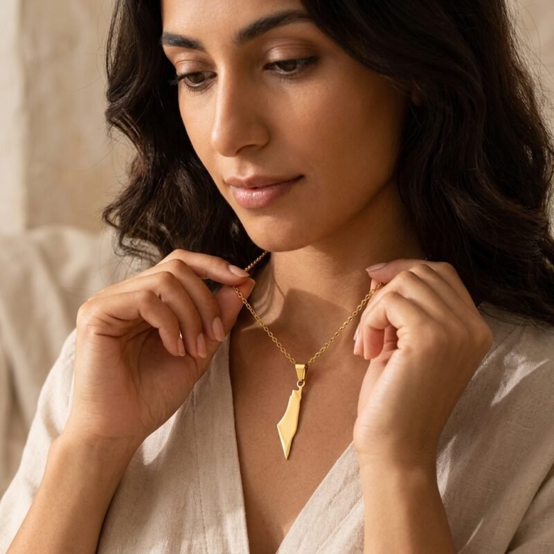 Collier Palestine carte pendentif plein image émotionnelle sur modèle ou en mise en scène produit premium