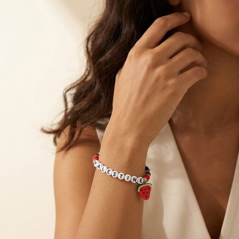 Bracelet Palestine en perles Symbole de Résistance et d’Espoir porté au poignet, vue hero e-commerce