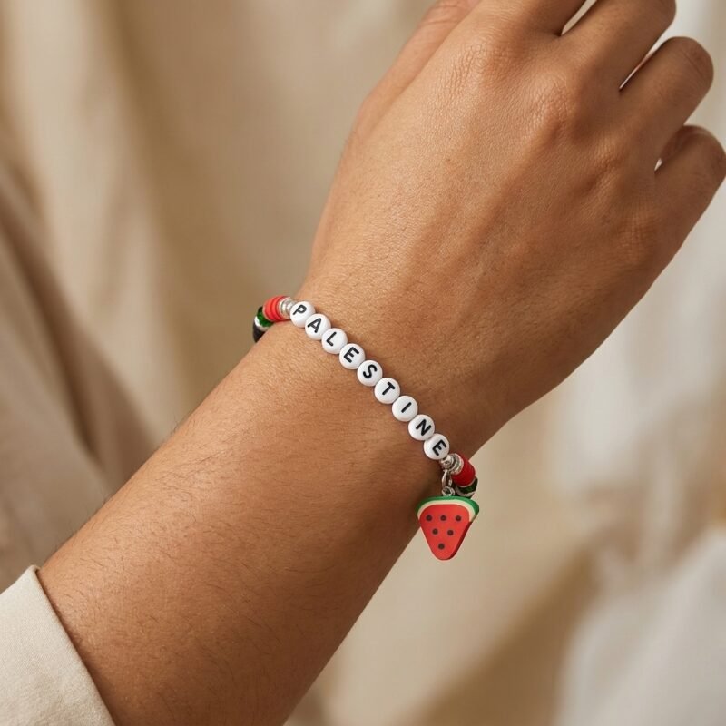 Bracelet Palestine en perles Symbole de Résistance et d’Espoir porté au poignet, angle alternatif