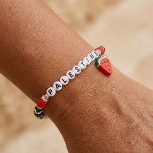 Gros plan sur le Bracelet Palestine en perles Symbole de Résistance et d’Espoir et ses détails colorés