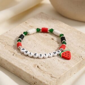 Bracelet Palestine en perles Symbole de Résistance et d’Espoir présenté seul sur surface minérale