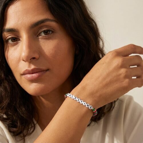 Bracelet Palestine en Perles Acryliques porté au poignet, vue hero e-commerce