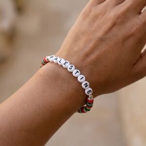 Bracelet Palestine en Perles Acryliques porté au poignet, angle alternatif sur modèle