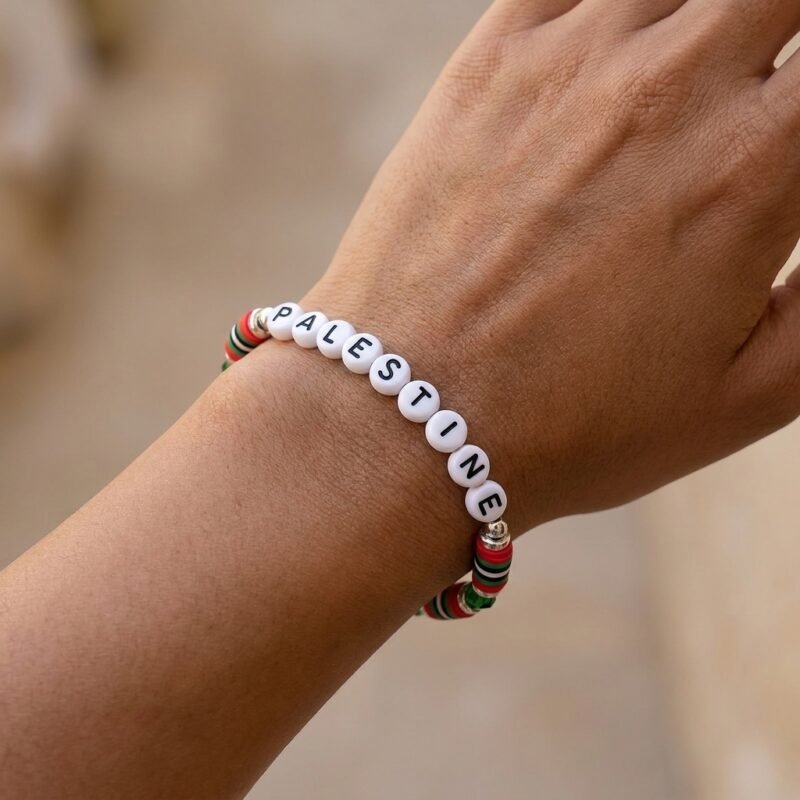 Bracelet Palestine en Perles Acryliques porté au poignet, angle alternatif sur modèle