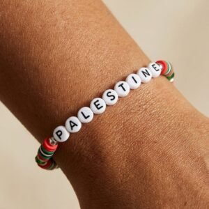 Gros plan sur le Bracelet Palestine en Perles Acryliques et ses détails colorés