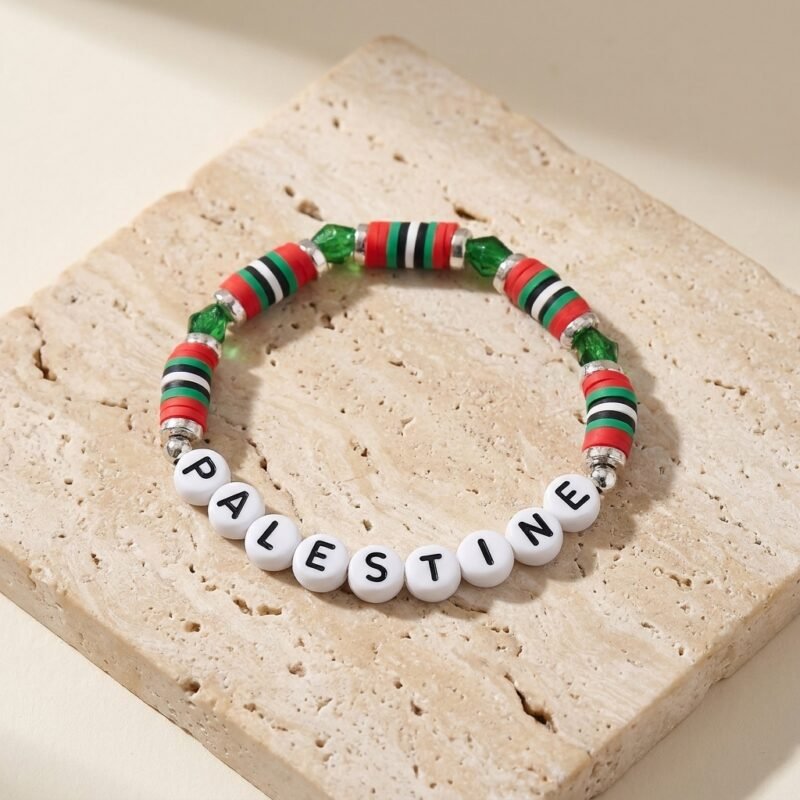 Bracelet Palestine en Perles Acryliques présenté seul sur surface minérale, style e-commerce premium