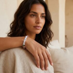 Bracelet Palestine en Perles Acryliques porté dans une scène lifestyle élégante et lumineuse