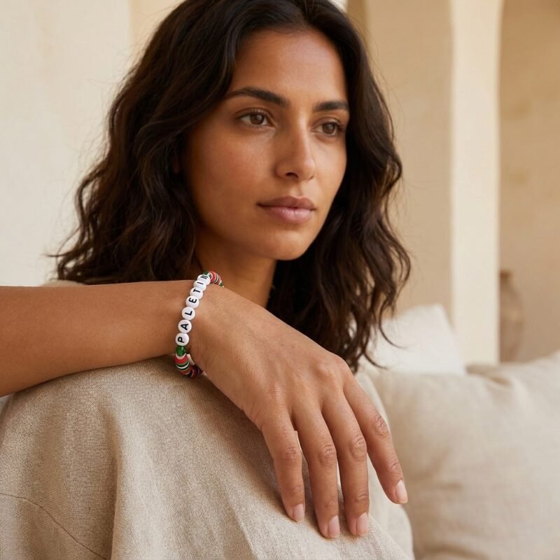 Bracelet Palestine en Perles Acryliques porté dans une scène lifestyle élégante et lumineuse