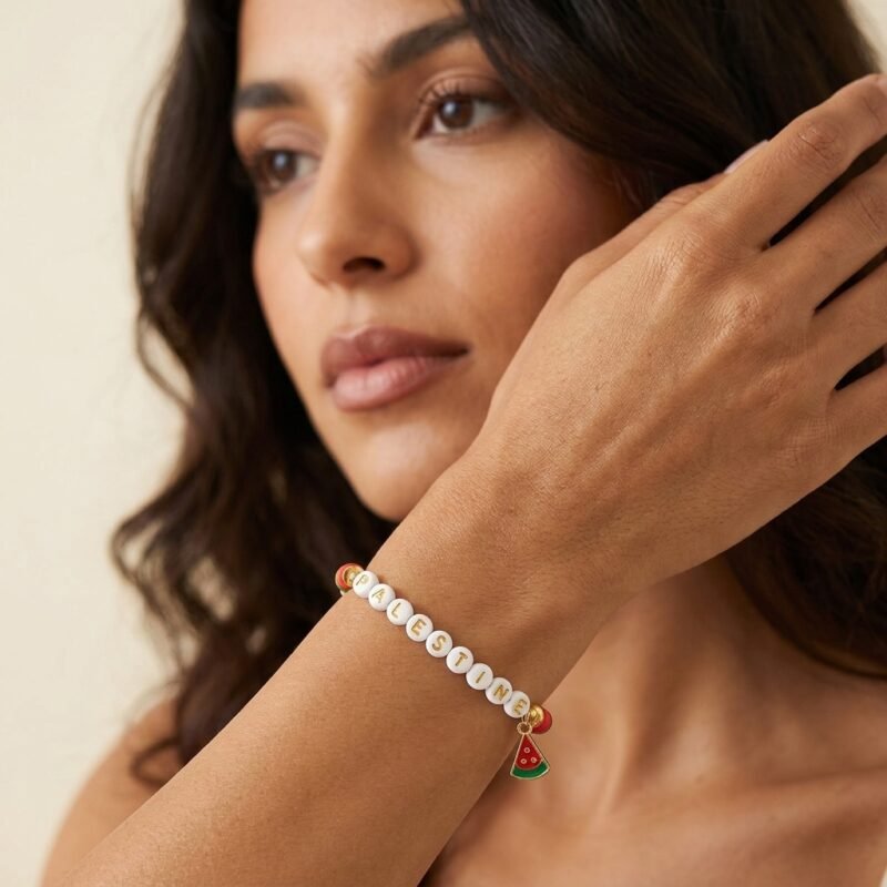 Bracelet Perles Or Palestine porté au poignet, vue hero e-commerce