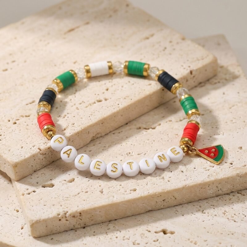 Bracelet Perles Or Palestine présenté seul sur surface minérale, style e-commerce premium