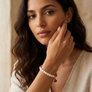 Bracelet Perles Or Palestine porté dans une scène lifestyle élégante et lumineuse