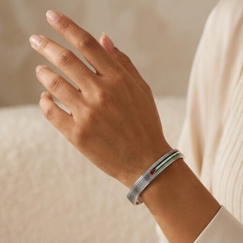 Bracelet Palestine motif géométrique hero sur modèle ou en mise en scène produit premium