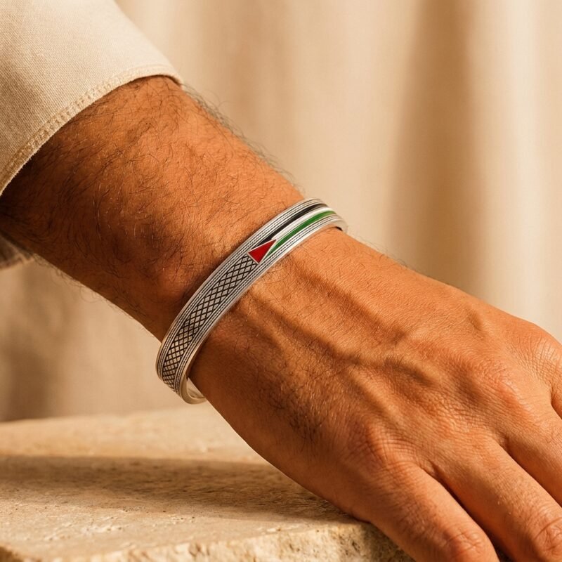 Bracelet Palestine motif géométrique angle alternatif sur modèle ou en mise en scène produit premium