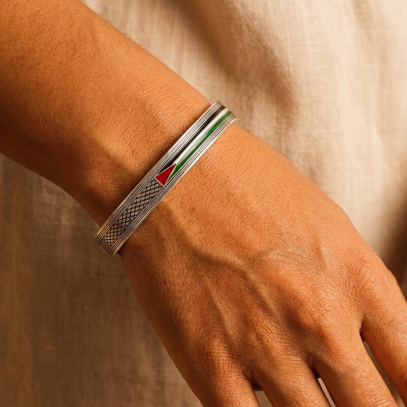 Bracelet Palestine motif géométrique macro détail sur modèle ou en mise en scène produit premium