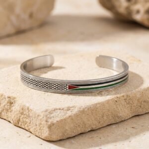 Bracelet Palestine motif géométrique produit seul sur modèle ou en mise en scène produit premium