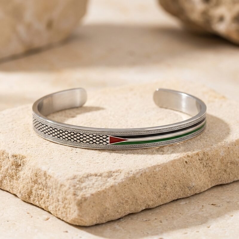 Bracelet Palestine motif géométrique produit seul sur modèle ou en mise en scène produit premium