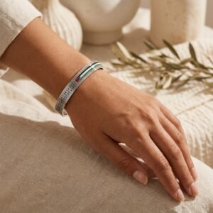 Bracelet Palestine motif géométrique lifestyle sur modèle ou en mise en scène produit premium