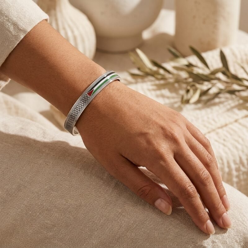Bracelet Palestine motif géométrique lifestyle sur modèle ou en mise en scène produit premium