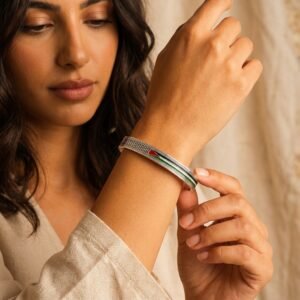 Bracelet Palestine motif géométrique image émotionnelle sur modèle ou en mise en scène produit premium