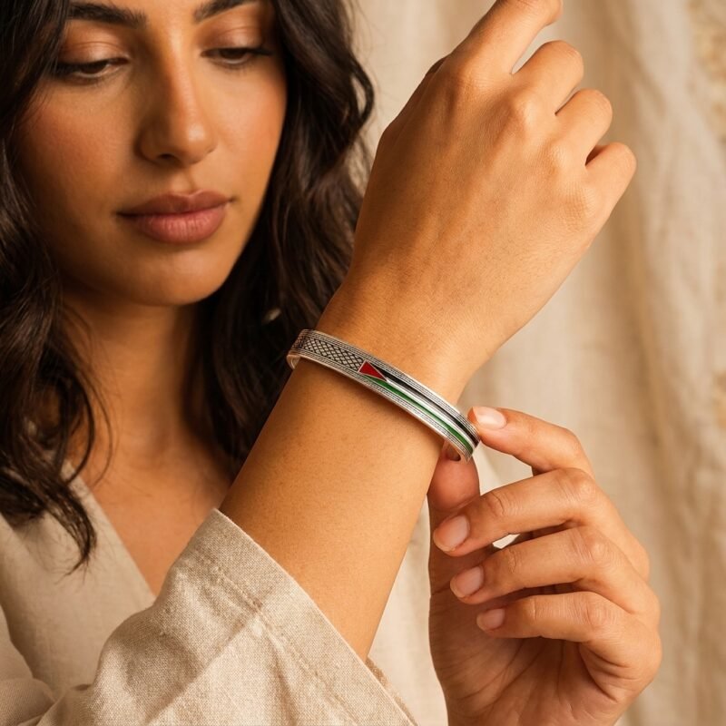Bracelet Palestine motif géométrique image émotionnelle sur modèle ou en mise en scène produit premium