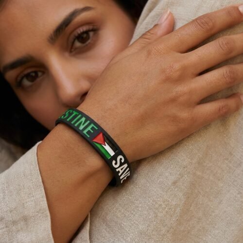 Bracelet Palestine en Silicone, Symbole de Solidarité hero sur modèle ou en mise en scène produit premium