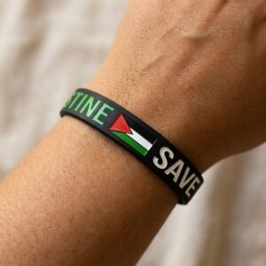 Bracelet Palestine en Silicone, Symbole de Solidarité macro détail sur modèle ou en mise en scène produit premium