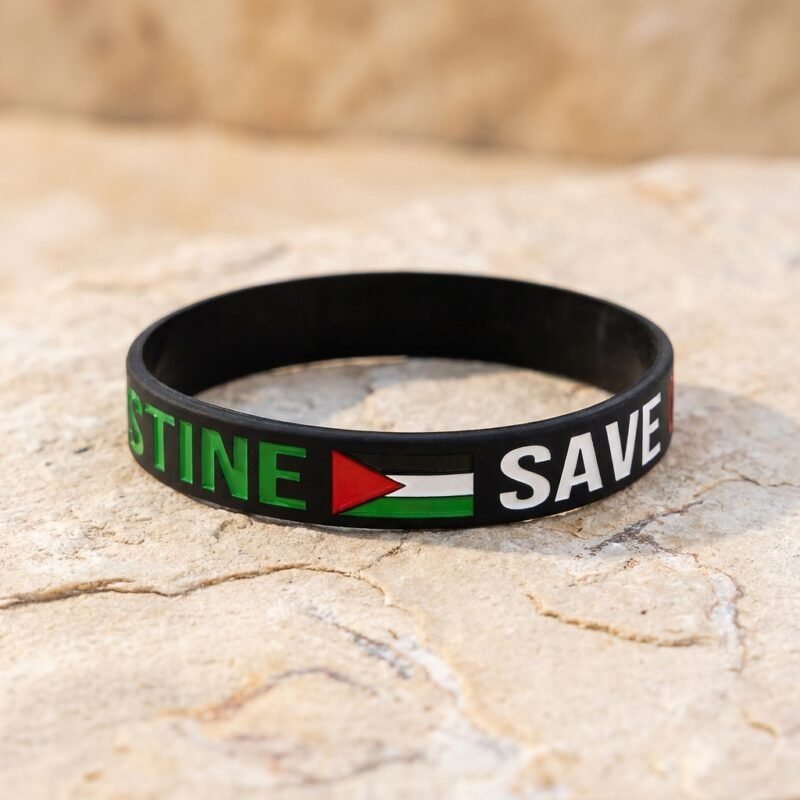 Bracelet Palestine en Silicone, Symbole de Solidarité produit seul sur modèle ou en mise en scène produit premium