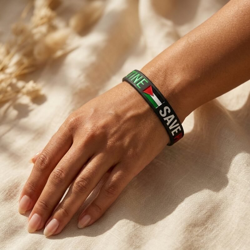 Bracelet Palestine en Silicone, Symbole de Solidarité lifestyle sur modèle ou en mise en scène produit premium