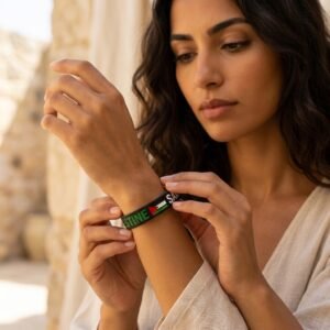 Bracelet Palestine en Silicone, Symbole de Solidarité image émotionnelle sur modèle ou en mise en scène produit premium