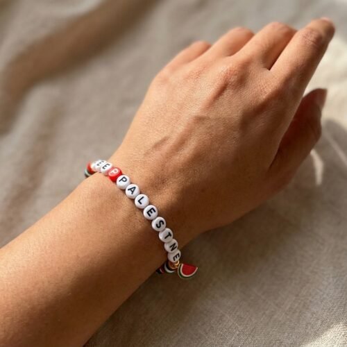 Bracelet Liberté Palestine en Perles Heishi porté au poignet, version fidèle au produit réel, vue hero e-commerce