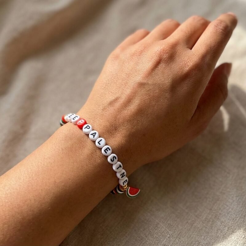 Bracelet Liberté Palestine en Perles Heishi porté au poignet, version fidèle au produit réel, vue hero e-commerce