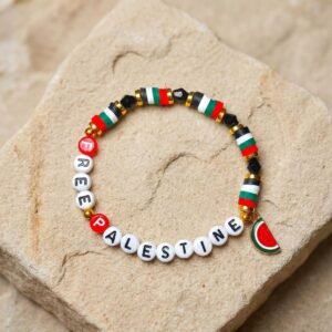 Bracelet Liberté Palestine en Perles Heishi présenté seul sur surface minérale, version fidèle au produit réel