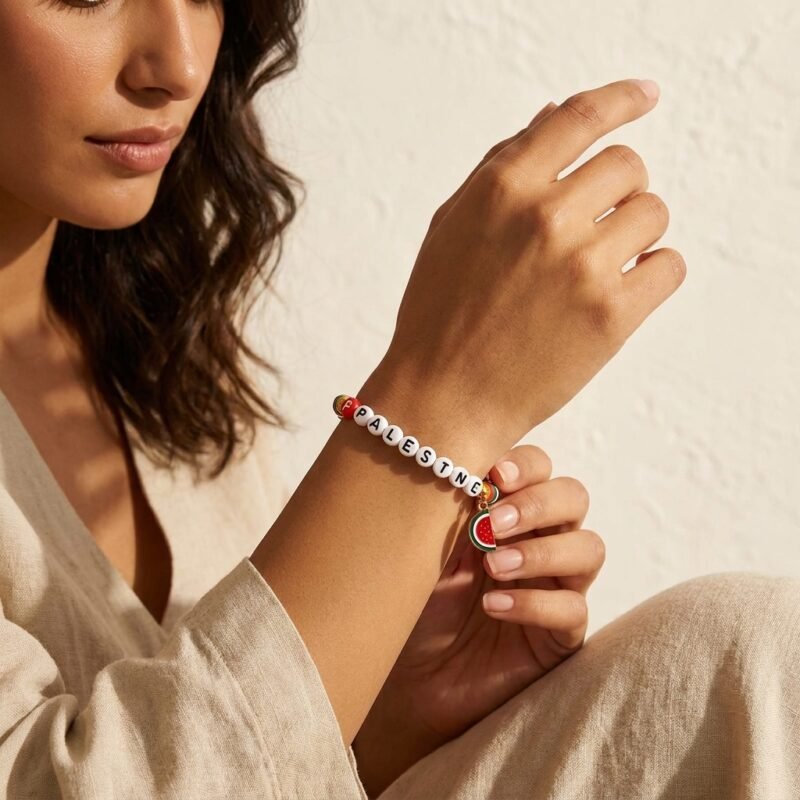Bracelet Liberté Palestine en Perles Heishi ajusté au poignet dans une scène émotionnelle, version fidèle au produit réel