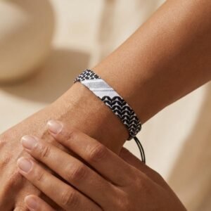 Bracelet Keffieh en Tissu Premium hero sur modèle ou en mise en scène produit premium