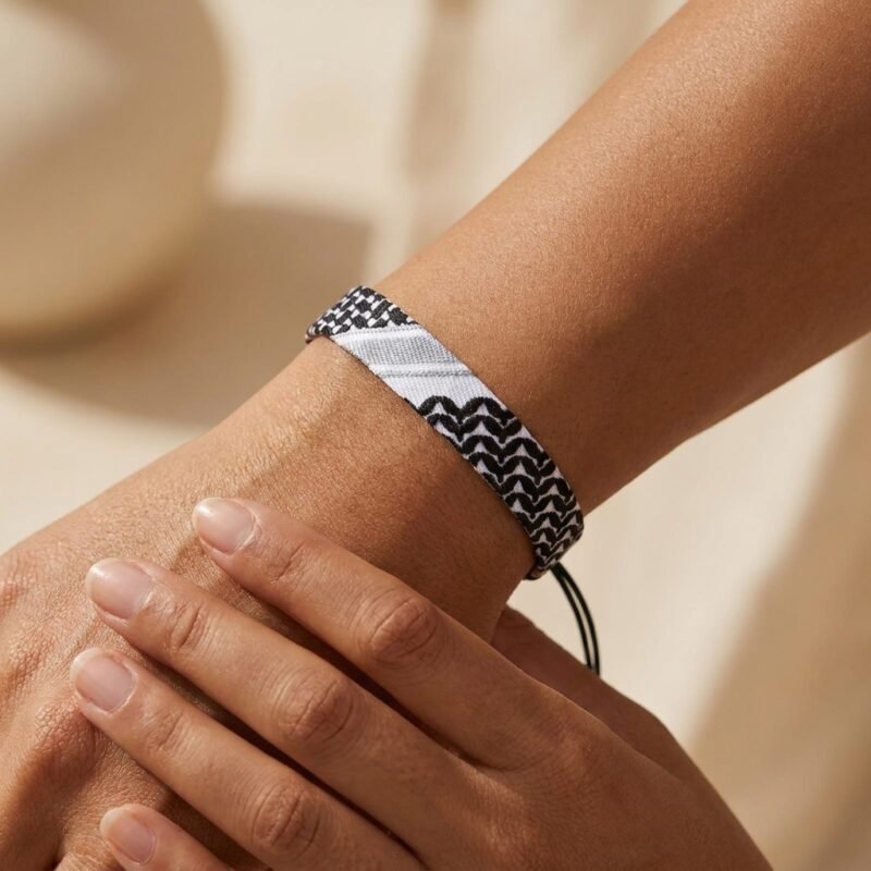 Bracelet Keffieh en Tissu Premium hero sur modèle ou en mise en scène produit premium