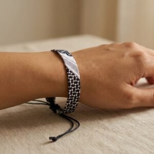 Bracelet Keffieh en Tissu Premium angle alternatif sur modèle ou en mise en scène produit premium