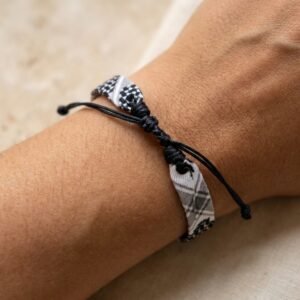 Bracelet Keffieh en Tissu Premium macro détail sur modèle ou en mise en scène produit premium